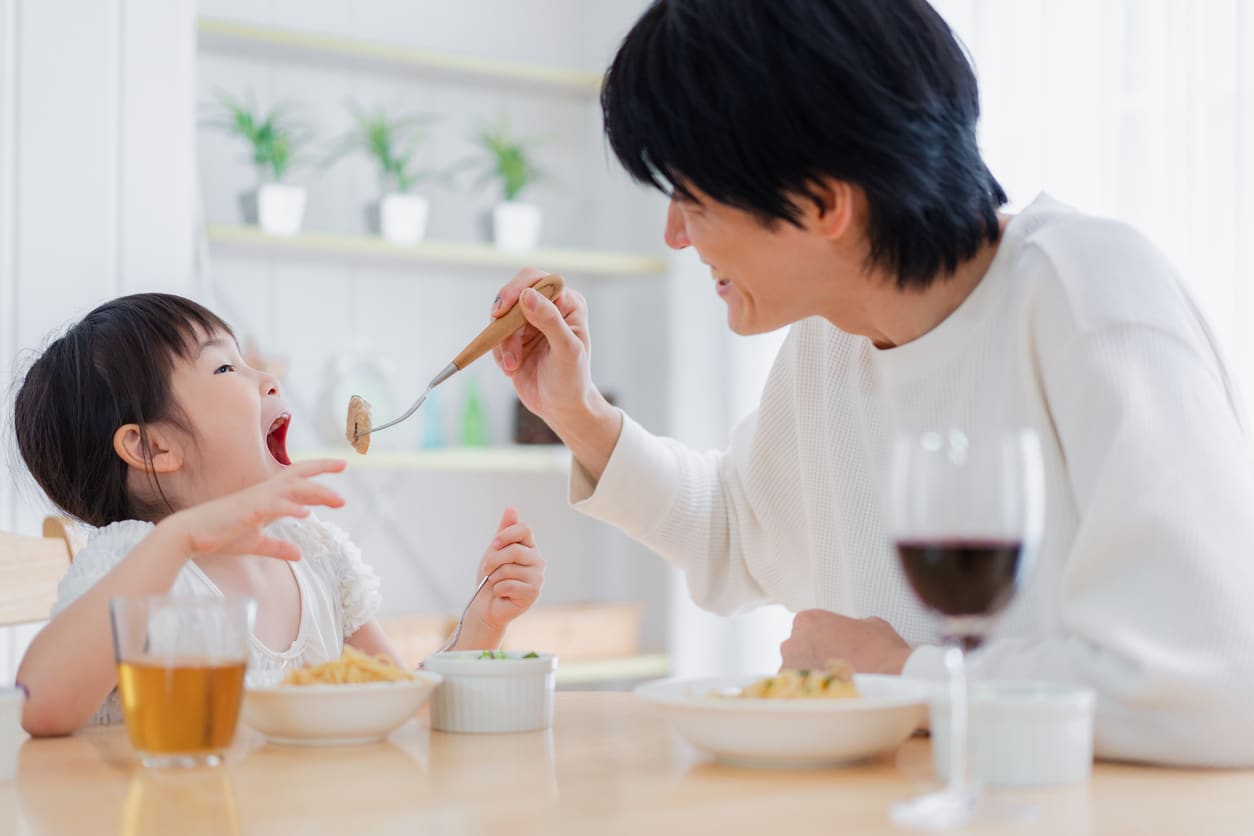 旬の恵みをおいしそうに食べる子ども