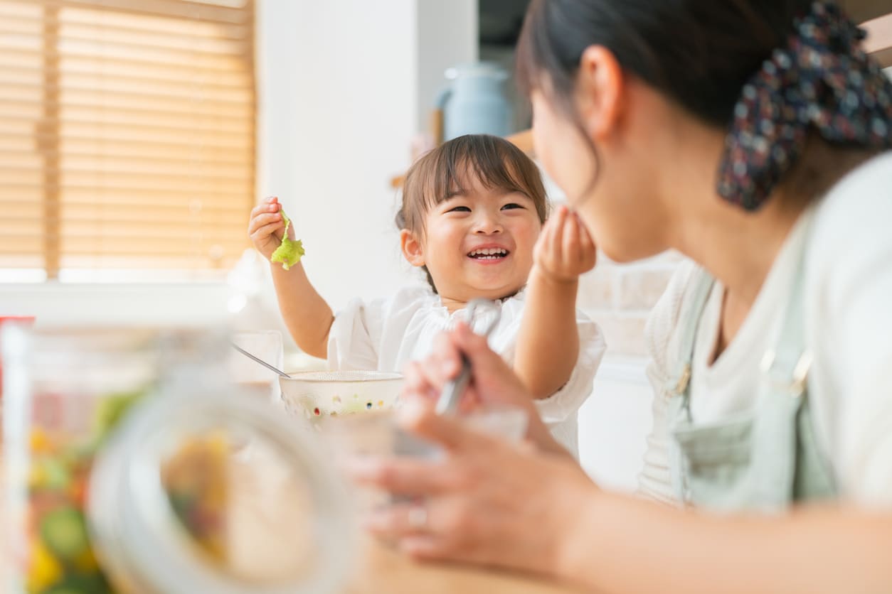 採れたての野菜を笑顔で頬張る子ども