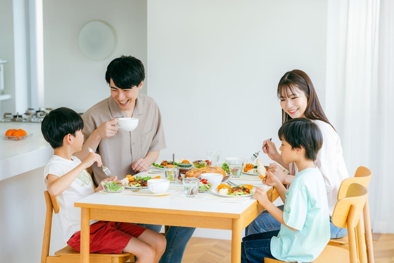家族そろって囲む食卓