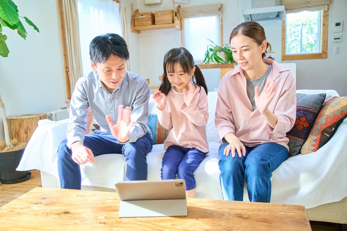 画面ごしに農家さんと話す家族